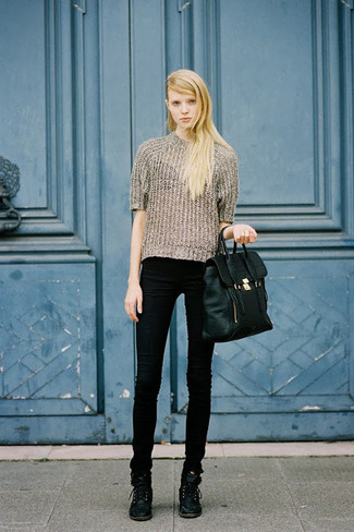 Как носить вязаный свитер с ботинками на шнуровке женщине