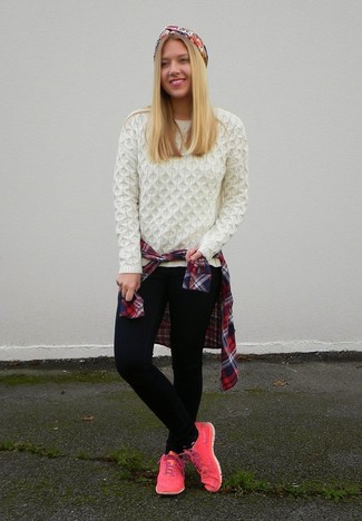 Как носить вязаный свитер с низкими кедами женщине