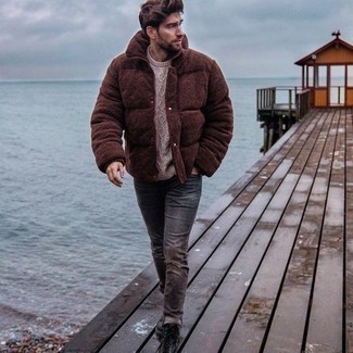 Как носить вязаный свитер с курткой-пуховиком мужчине