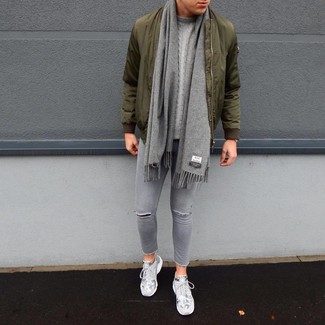 Как носить вязаный свитер с зауженными джинсами мужчине