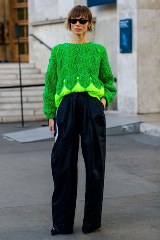 Как носить вязаный свитер с широкими брюками