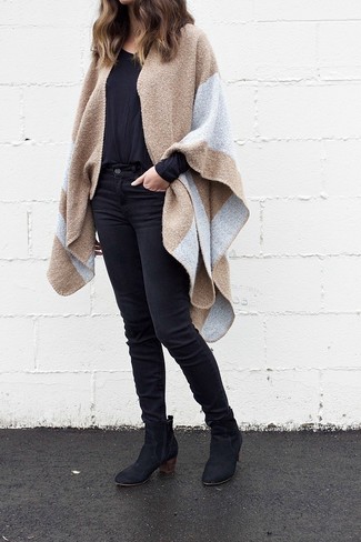 С чем носить светло-коричневое пальто-накидку