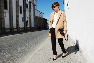 Как носить светло-коричневое пальто с черными классическими брюками женщине