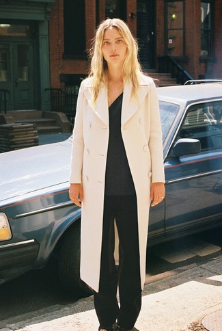 Как носить светло-коричневое пальто с черными кожаными босоножками на каблуке