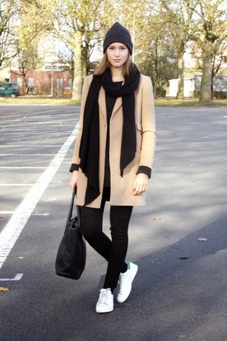 Как носить светло-коричневое пальто с черными леггинсами