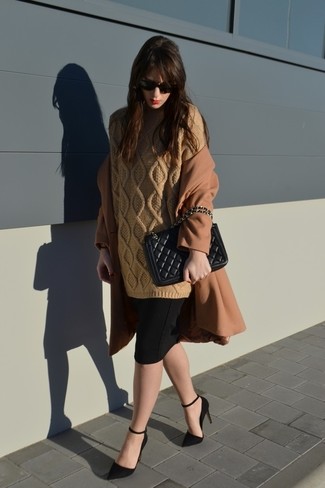 Какие вязаные свитера носить с светло-коричневым пальто женщине