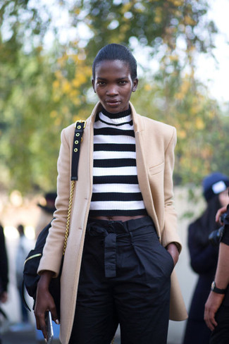 Какие короткие свитера носить с светло-коричневым пальто