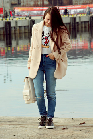 Какие высокие кеды носить с светло-коричневым пальто женщине