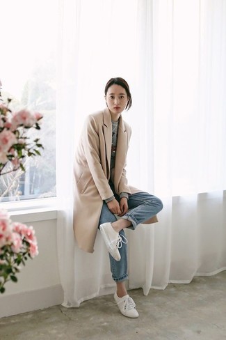 Какие джинсы носить с светло-коричневым пальто женщине