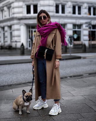 Какие джинсы носить с светло-коричневым пальто женщине