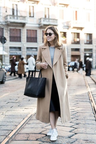 Какие юбки-миди носить с светло-коричневым пальто