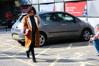 Какие ботфорты носить с светло-коричневым пальто