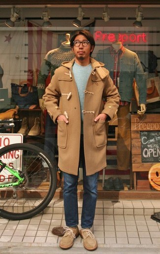 Как носить светло-коричневый дафлкот с синими джинсами мужчине