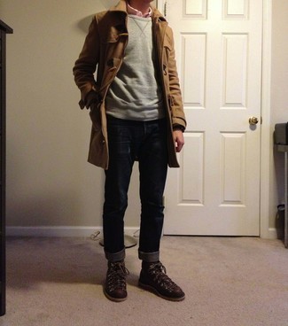 Как носить светло-коричневый дафлкот с синими джинсами мужчине