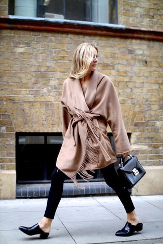 С чем носить светло-коричневое пальто c бахромой женщине