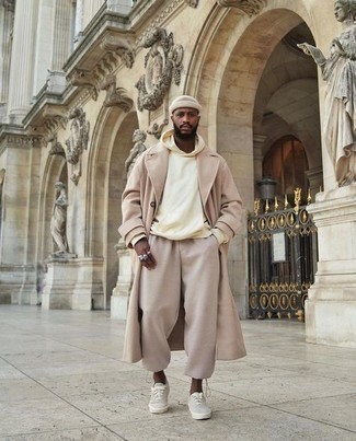 Как носить светло-коричневое длинное пальто с бежевыми спортивными штанами