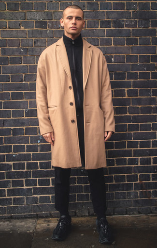 Как носить светло-коричневое длинное пальто с черными кроссовками