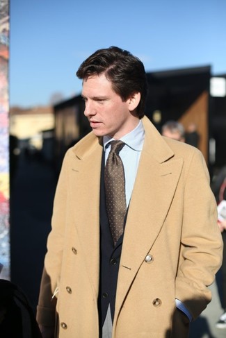 Как носить светло-коричневое длинное пальто с черным пиджаком