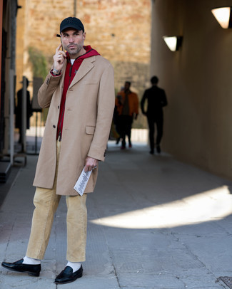 Как носить светло-коричневое длинное пальто с черными кожаными лоферами