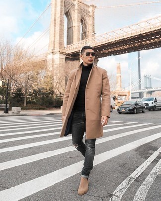 Как носить светло-коричневое длинное пальто с темно-серыми рваными джинсами