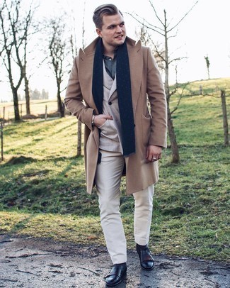 Какие двубортные пиджаки носить с светло-коричневым длинным пальто