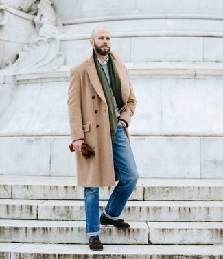 Как носить светло-коричневое длинное пальто с серым вязаным свитером