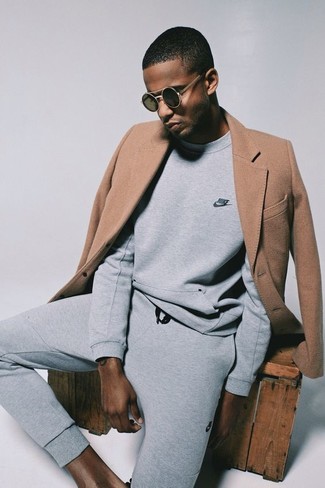 Как носить светло-коричневое длинное пальто с серым свитшотем