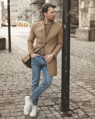 Как носить светло-коричневое длинное пальто с голубыми джинсами