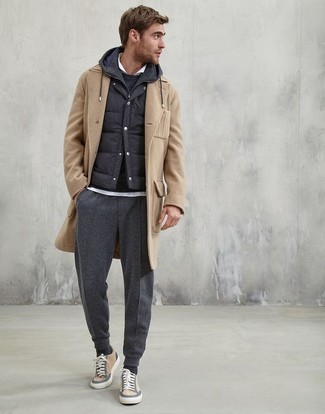 Какие футболки-поло носить с светло-коричневым длинным пальто