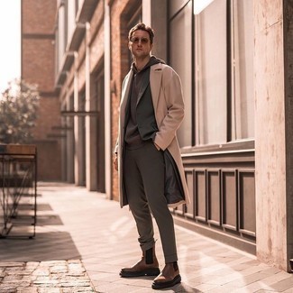 Какие костюмы носить с светло-коричневым длинным пальто