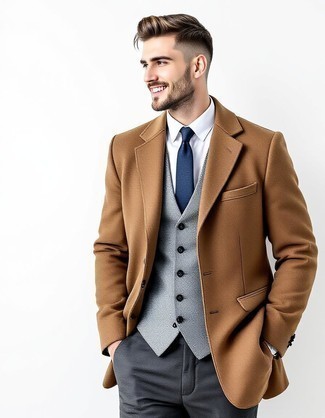 Какие жилеты носить с светло-коричневым длинным пальто