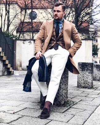 Как носить светло-коричневое длинное пальто с белыми брюками чинос