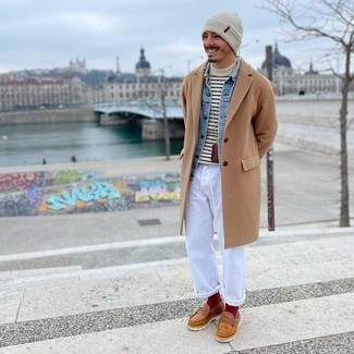 Как носить светло-коричневое длинное пальто с белыми джинсами