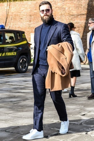 Как носить светло-коричневое длинное пальто с белыми низкими кедами