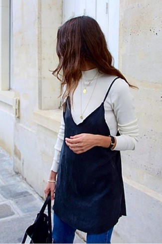 Как носить платье-комбинацию с джинсами