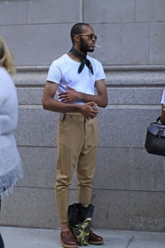 С чем носить сумку с камуфляжным принтом мужчине