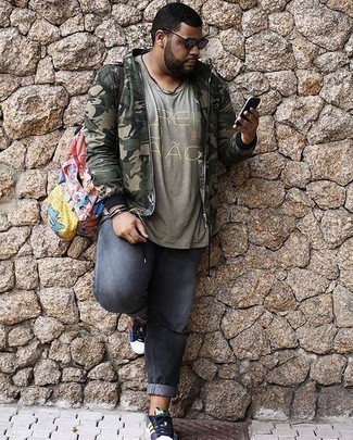 С чем носить бомбер с камуфляжным принтом мужчине