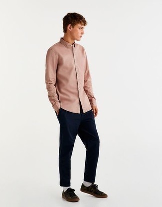 С чем носить низкие кеды из плотной ткани с камуфляжным принтом мужчине