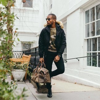 С чем носить свитер с круглым вырезом с камуфляжным принтом мужчине