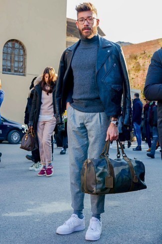 С чем носить дорожную сумку с камуфляжным принтом мужчине