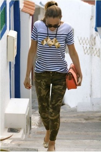 С чем носить джинсы с камуфляжным принтом женщине