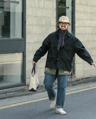 С чем носить рубашку с длинным рукавом с камуфляжным принтом мужчине