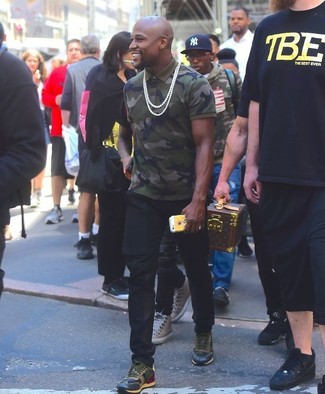 С чем носить низкие кеды с камуфляжным принтом мужчине