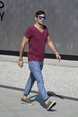 С чем носить низкие кеды с камуфляжным принтом мужчине