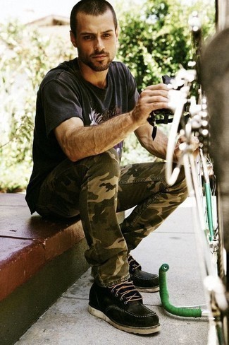 С чем носить брюки с камуфляжным принтом мужчине