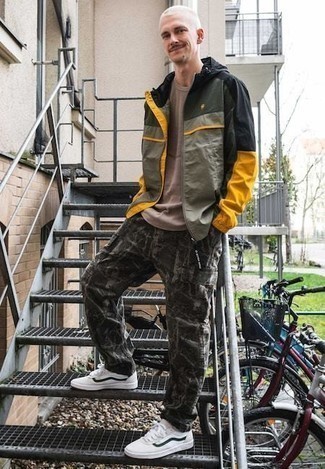 С чем носить брюки с камуфляжным принтом мужчине