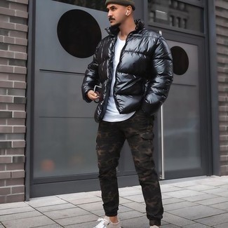 С чем носить брюки с камуфляжным принтом мужчине