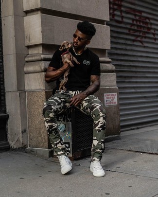 С чем носить брюки с камуфляжным принтом мужчине