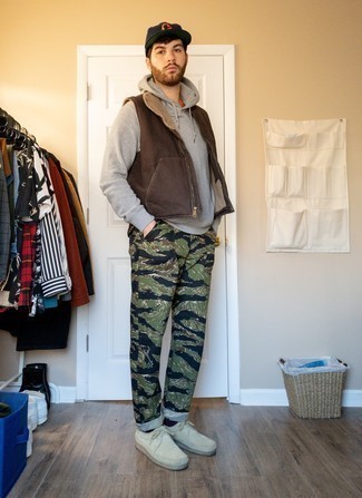 С чем носить брюки с камуфляжным принтом мужчине