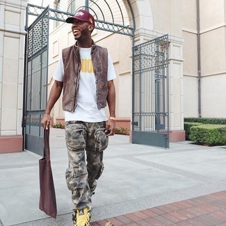 С чем носить брюки с камуфляжным принтом мужчине